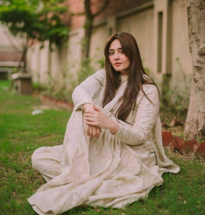 Dure Fishaan in cream traditional outfit